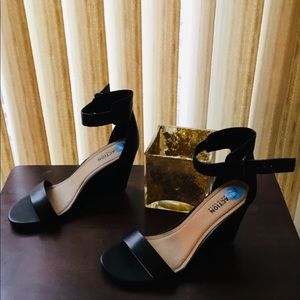 Kenneth Cole Reaction wedge sandals